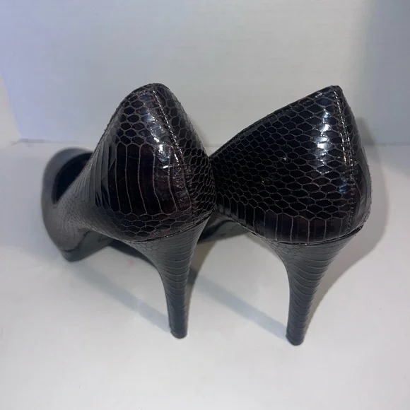Christian Siriano Elegant Burgandy Snakeskin Pattern Heels - Picture 2 of 4